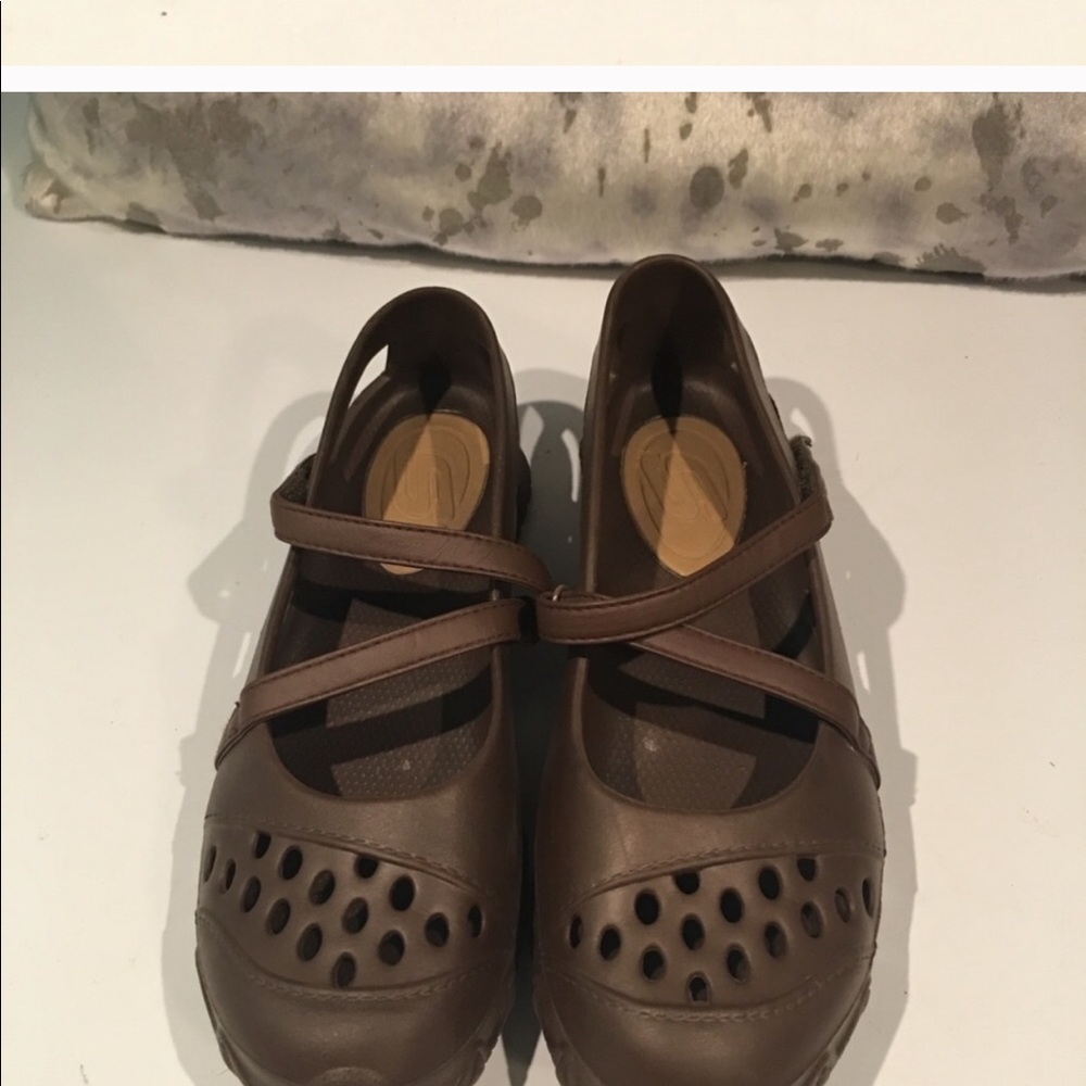 SKECHERS—LIKE LIGHTWEIGHT CROCS MATERIAL SIZE 8 - Picture 2 of 3
